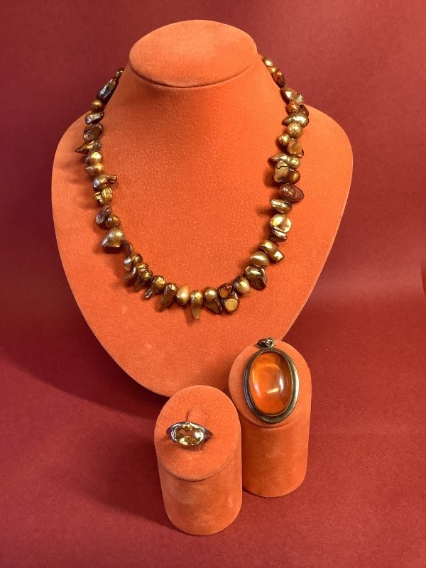 Amberkleurige  halsketting, ring en hanger